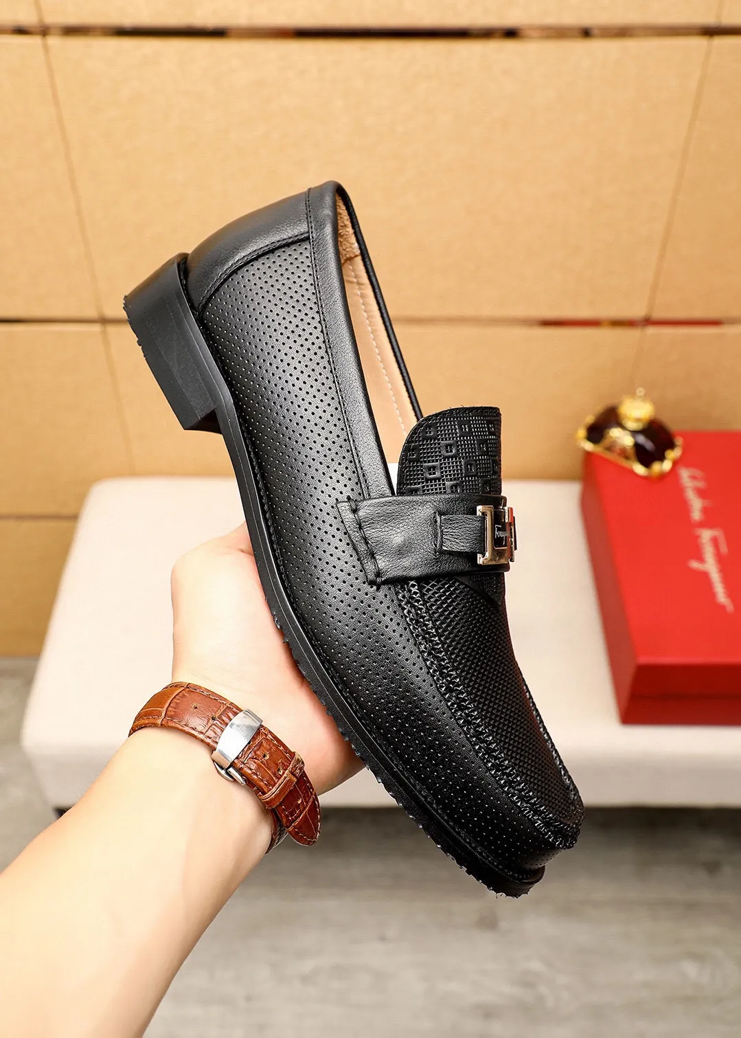 Men's shoes 💰462 💐 Product trademark: Ferragamo "Ferragamo" casual leather shoes Regular size: 38-44 (45.46🉑️customized) Product materials: Selected imported first-layer calfskin embossed upper + luxury hardware buckle, imported water-dyed cow leather lining. Strong three-dimensional visual effect, combined outsole Color: 1⃣️color optional
